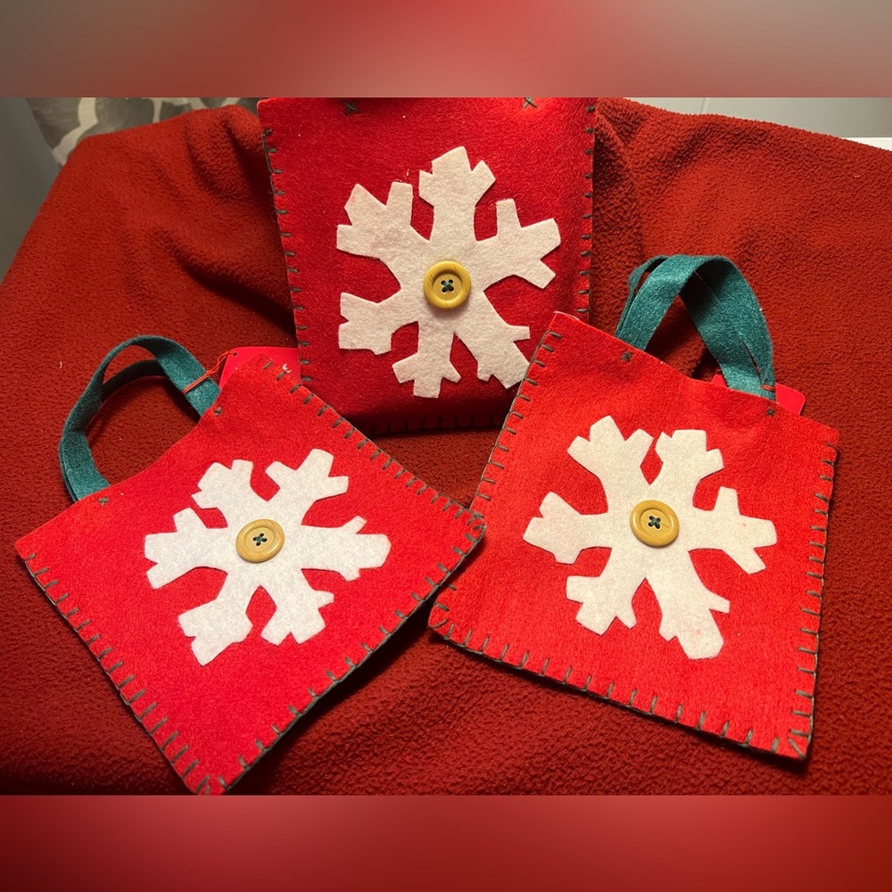 NWT-Hallmark- 3 Felt Gift Bags 6 1/2 X 6